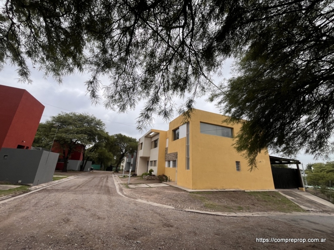 DUPLEX EN VENTA 3 DORMITORIOS HOUSING VILLA WARCALDE CON JARDN Y PILE