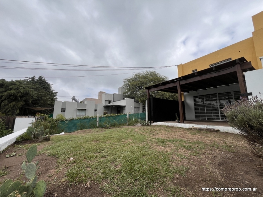 DUPLEX EN VENTA 3 DORMITORIOS HOUSING VILLA WARCALDE CON JARDN Y PILE