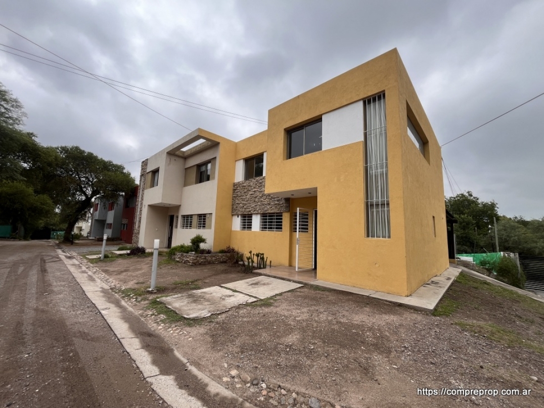 DUPLEX EN VENTA 3 DORMITORIOS HOUSING VILLA WARCALDE CON JARDN Y PILE