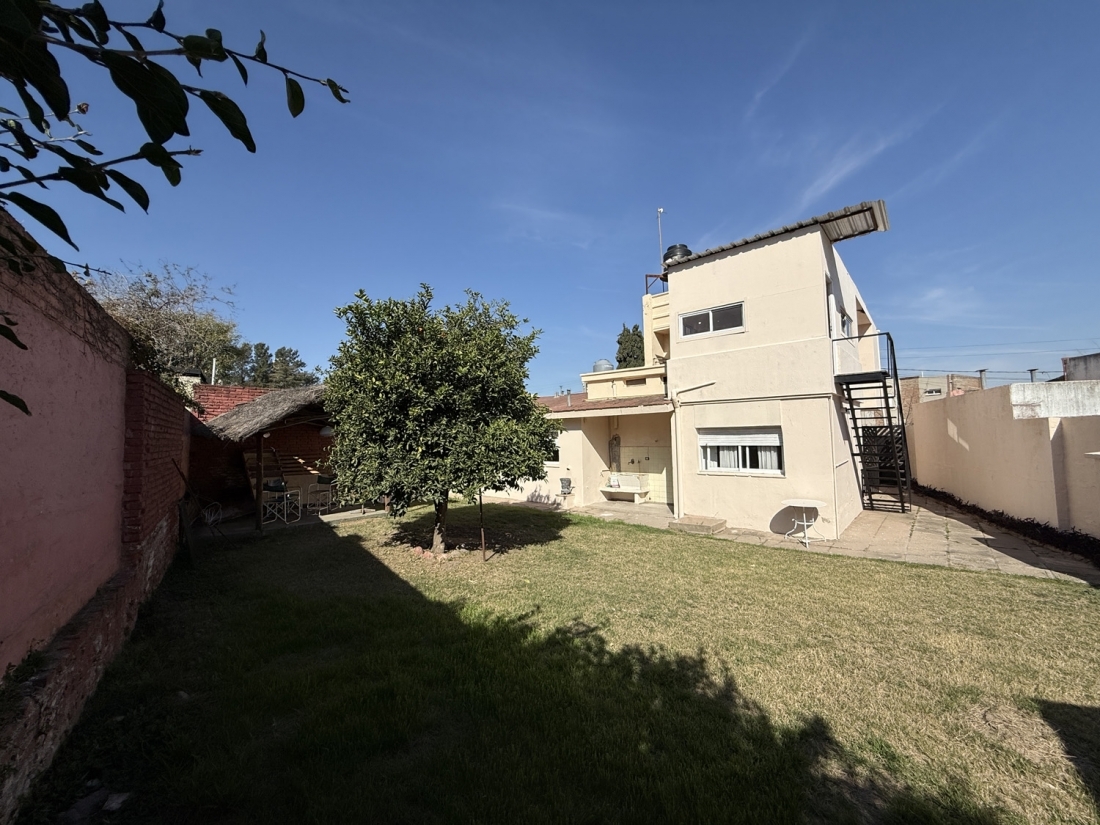 CASA EN VENTA 5 DORMITORIOS ARGUELLO LASALLE