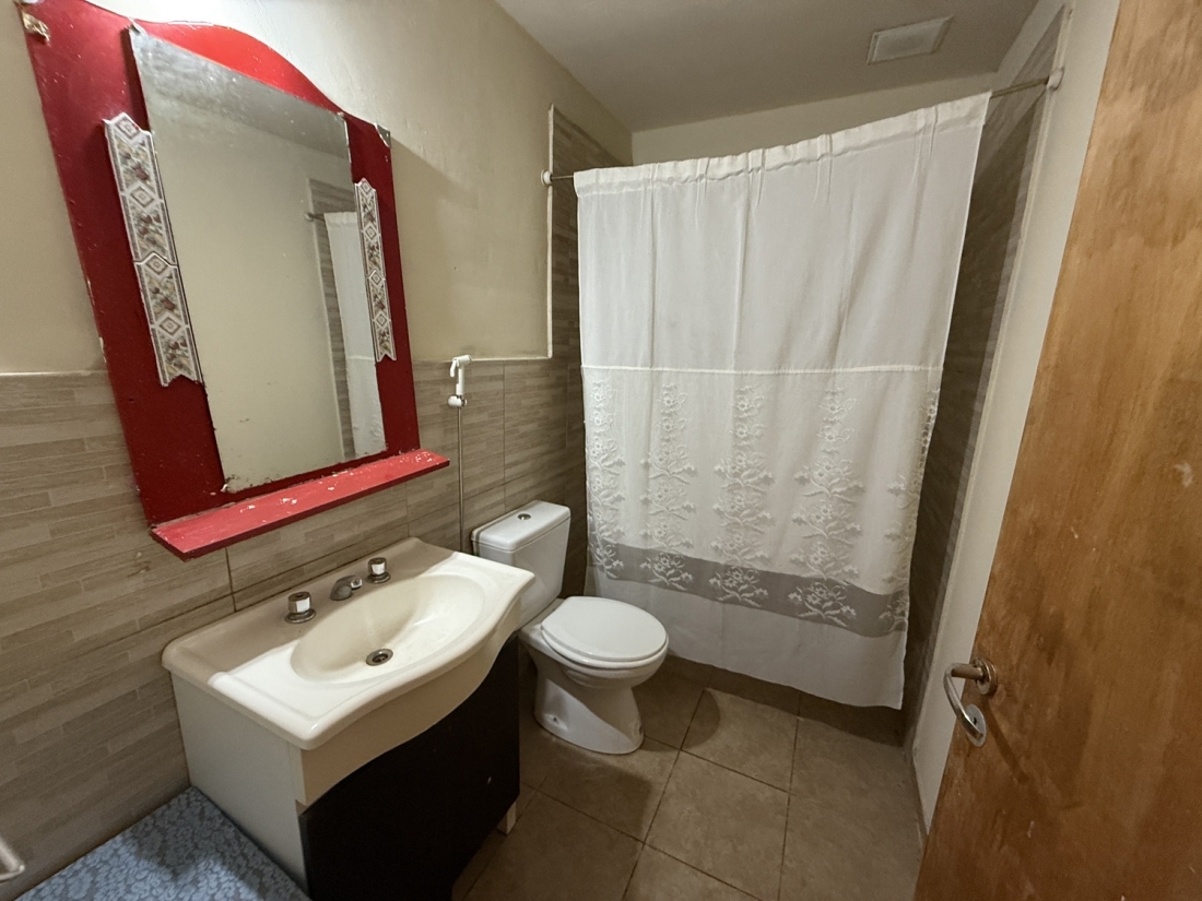 CASA EN VENTA 5 DORMITORIOS ARGUELLO LASALLE