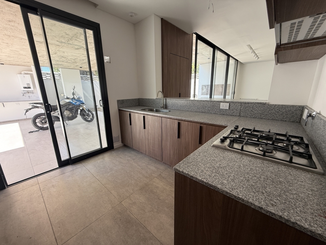 DPLEX EN VENTA HOUSING CERRO DE LAS ROSAS 3 DORMITORIOS