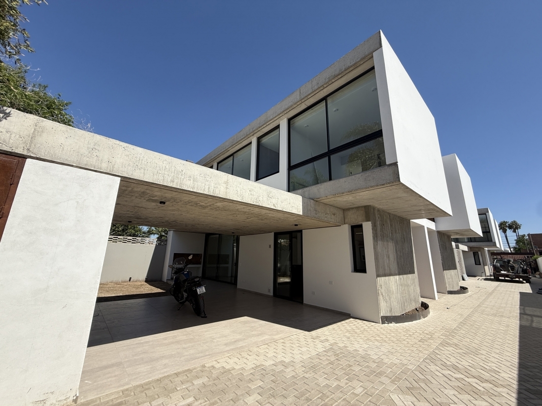 DPLEX EN VENTA HOUSING CERRO DE LAS ROSAS 3 DORMITORIOS