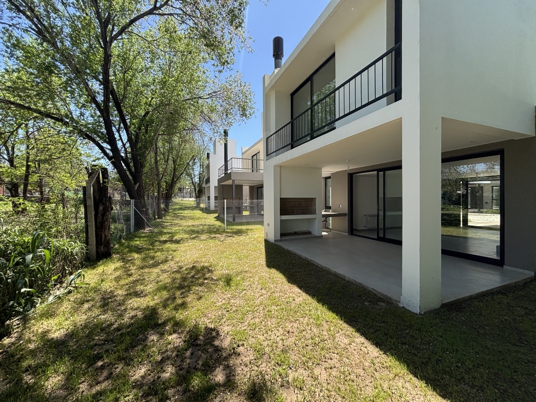 EL REFUGIO HOUSING DUPLEX EN VENTA 3 DORMITORIOS Y ESCRITORIO