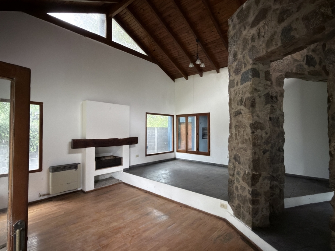 CASA EN VENTA HOUSING ARGUELLO 3 DORMITORIOS CON PILETA
