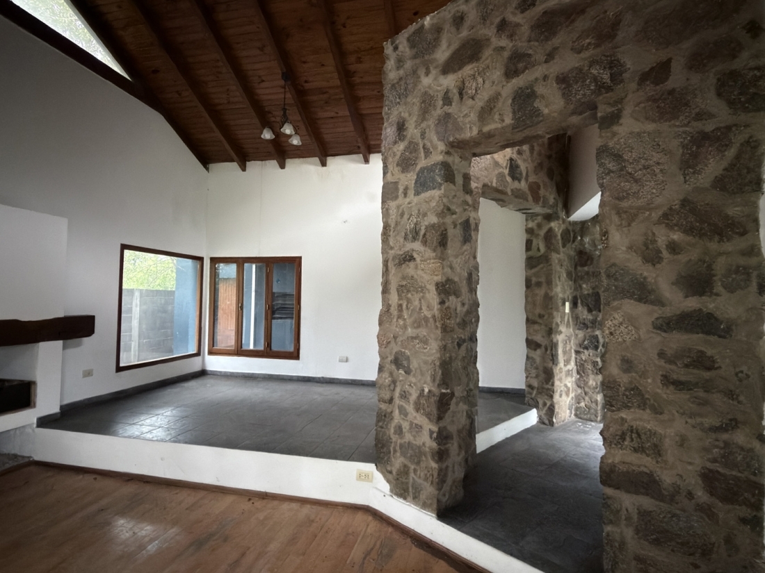 CASA EN VENTA HOUSING ARGUELLO 3 DORMITORIOS CON PILETA
