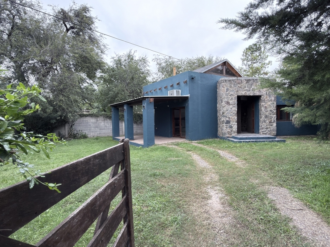 CASA EN VENTA HOUSING ARGUELLO 3 DORMITORIOS CON PILETA