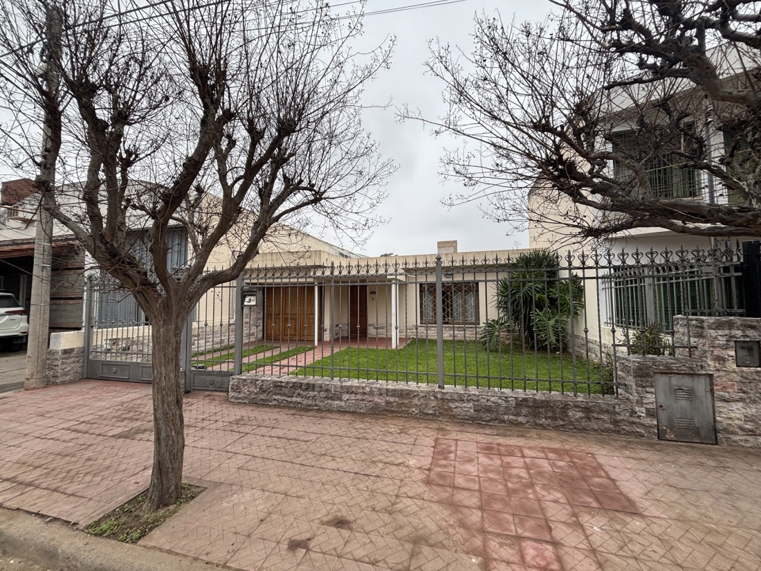 CASA EN VENTA BARRIO SAN MART�N | 3 DORMITORIOS + GRAN JARD�N