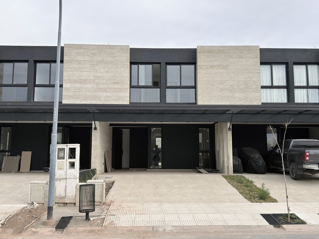 D�PLEX DE LUJO EN VENTA 3 DORMITORIOS - BARRIO PRIVADO LA LUISITA