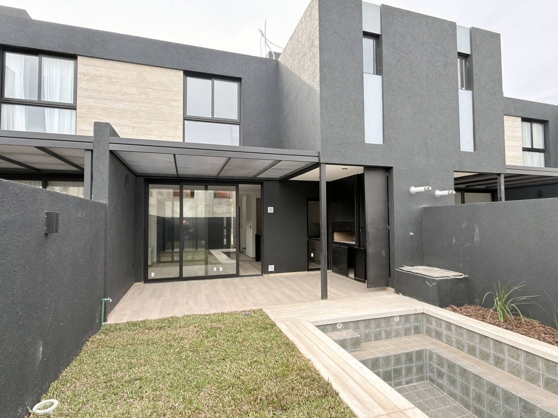 D�PLEX DE LUJO EN VENTA 3 DORMITORIOS - BARRIO PRIVADO LA LUISITA