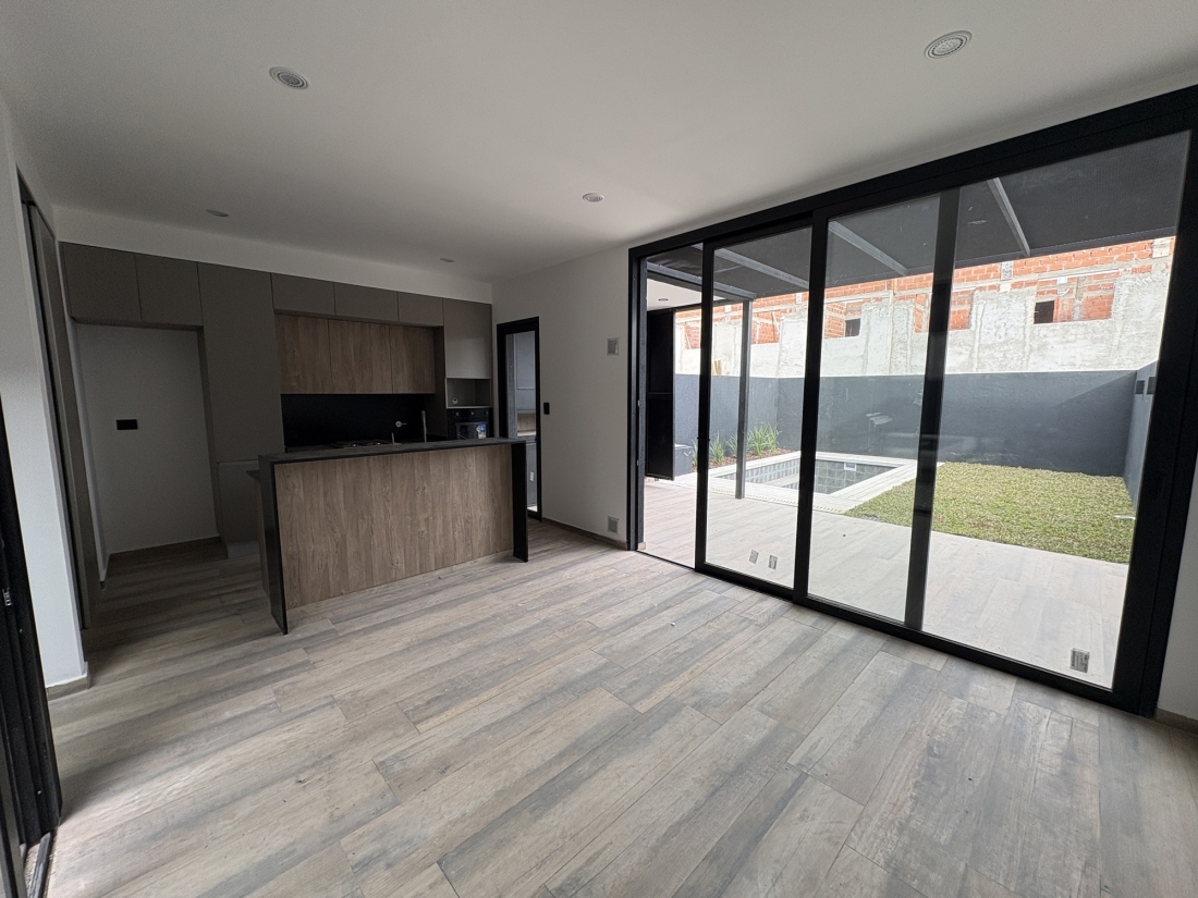 D�PLEX DE LUJO EN VENTA 3 DORMITORIOS - BARRIO PRIVADO LA LUISITA