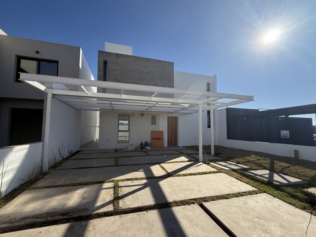CASA EN VENTA EN DOCTA | 2 DORMITORIOS + PILETA | DISE�O Y CALIDAD