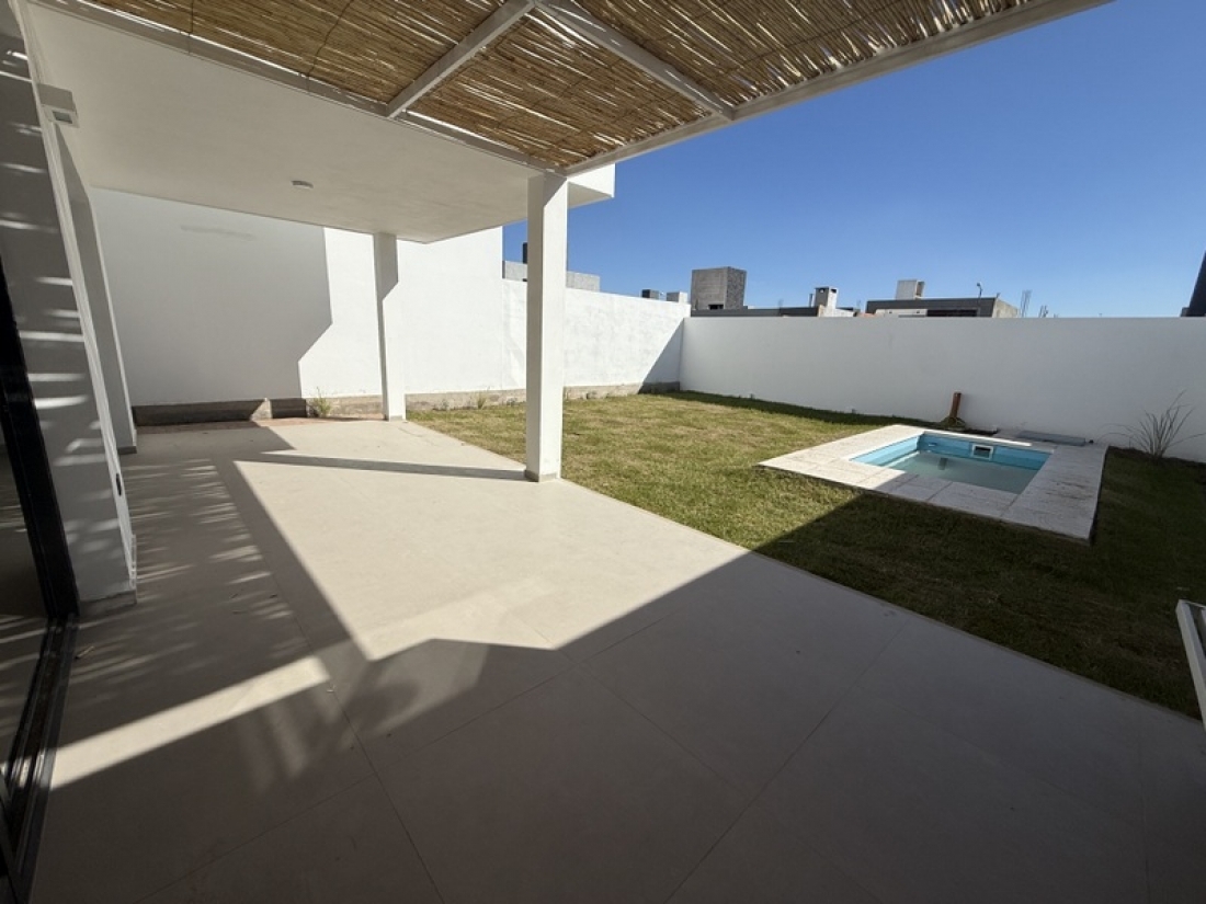 CASA EN VENTA EN DOCTA | 2 DORMITORIOS + PILETA | DISE�O Y CALIDAD