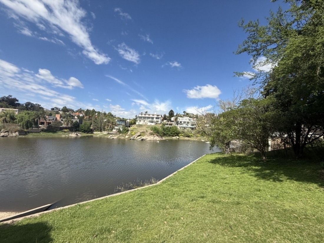 CASA EN VENTA - 1400 m2 - SALIDA DIRECTA AL LAGO | CARLOS PAZ